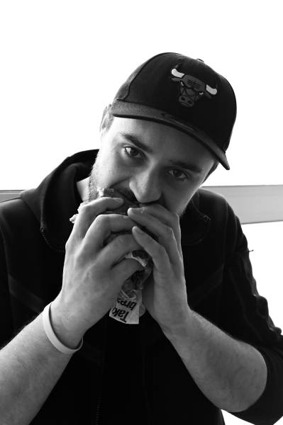 de souvenir il a pleuré tellement ce burger piquait